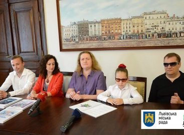 Дитячі бібліотеки Львова отримали 200 унікальних книжок шрифтом Брайля