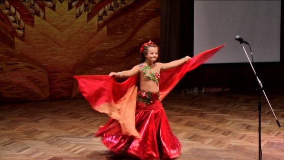 У Вінниці особливі дітки заспівали для своїх особливих матусь
