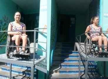 У Києві мешканці будинку виступили проти встановленого пандуса, бо той “лякає собачок”