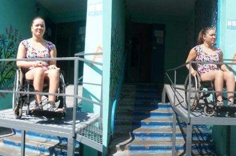 У Києві мешканці будинку виступили проти встановленого пандуса, бо той “лякає собачок”