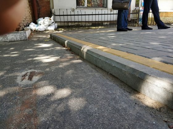 Бордюр нової зупинки на вулиці Жилянській