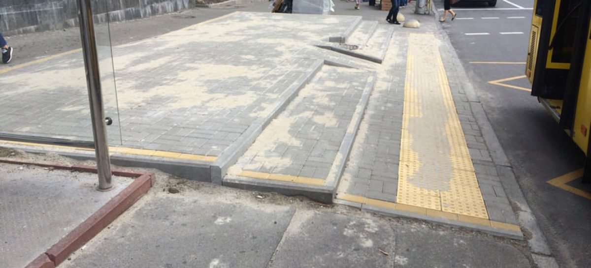 У Києві масово встановлюють нові недоступні зупинки. Що відбувається?
