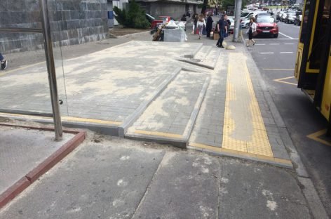 У Києві масово встановлюють нові недоступні зупинки. Що відбувається?