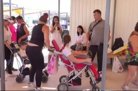 “Плюс до енергії і його усмішки”: для дітей з інвалідністю і їх батьків влаштували змагання на морському пляжі