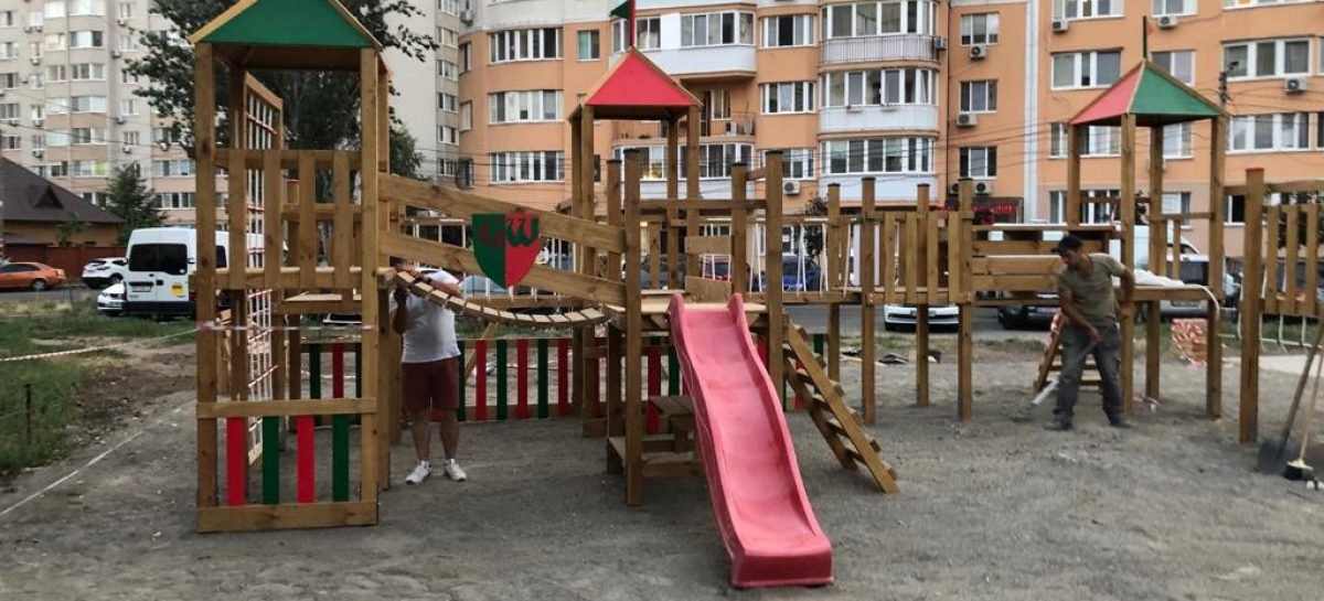В Одесі встановлюють нові дитячі майданчики з інклюзивними елементами
