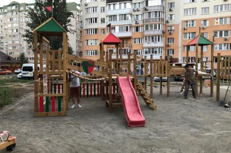 В Одесі встановлюють нові дитячі майданчики з інклюзивними елементами