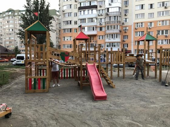 В Одесі встановлюють нові дитячі майданчики з інклюзивними елементами