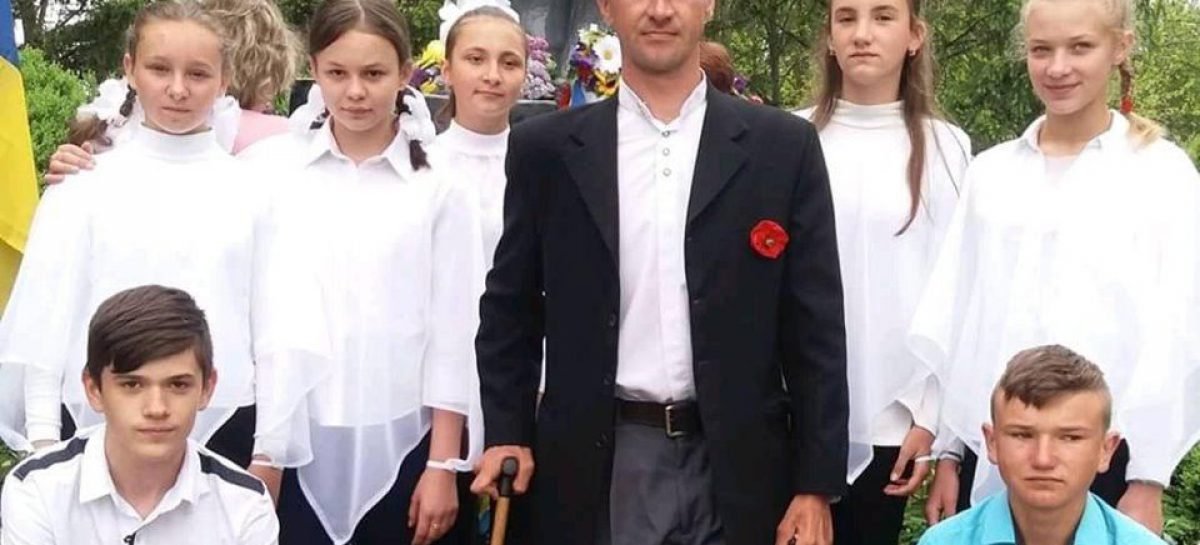 Свого вчителя з ДЦП учні взимку возили до школи на санчатах