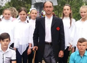 Свого вчителя з ДЦП учні взимку возили до школи на санчатах