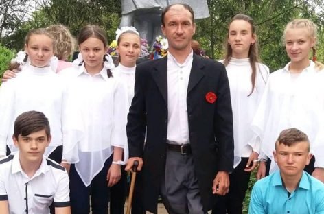 Свого вчителя з ДЦП учні взимку возили до школи на санчатах