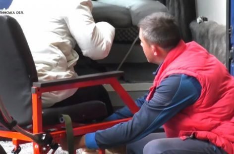 По бездоріжжю: луччанин змайстрував для людей з інвалідністю крісло для підйому в гори