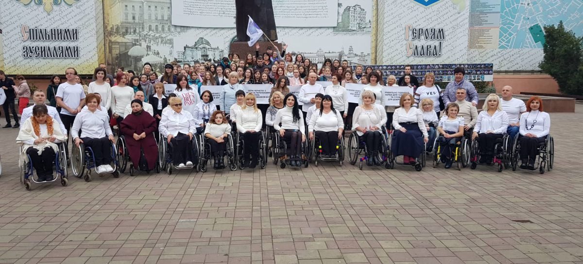 Ти бачиш обмеженість кольорів, але не бачиш моє неповторне життя! Різні фарби – різні люди! Залиш чорно-білий фільтр – вдихни життя! Якого кольору твоя душа?