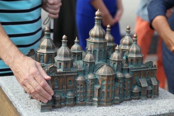 У Києві відкрили 3D-конструкцію Софійського собору з табличками, виконаними шрифтом Брайля