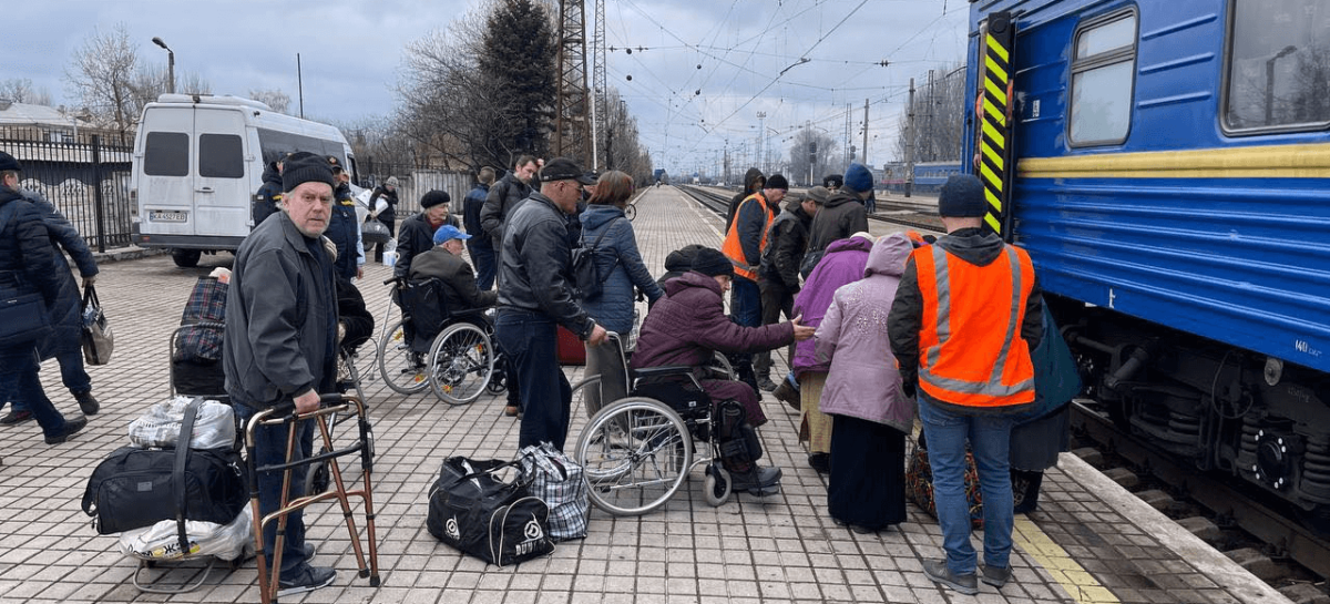 Укрзалізниця продовжує евакуювати пасажирів зі Сходу до більш безпечних місць (eng)