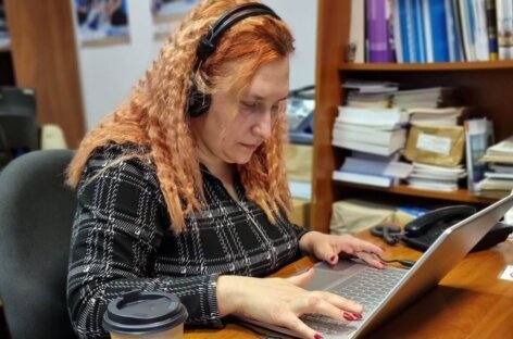 Допомагати іншим