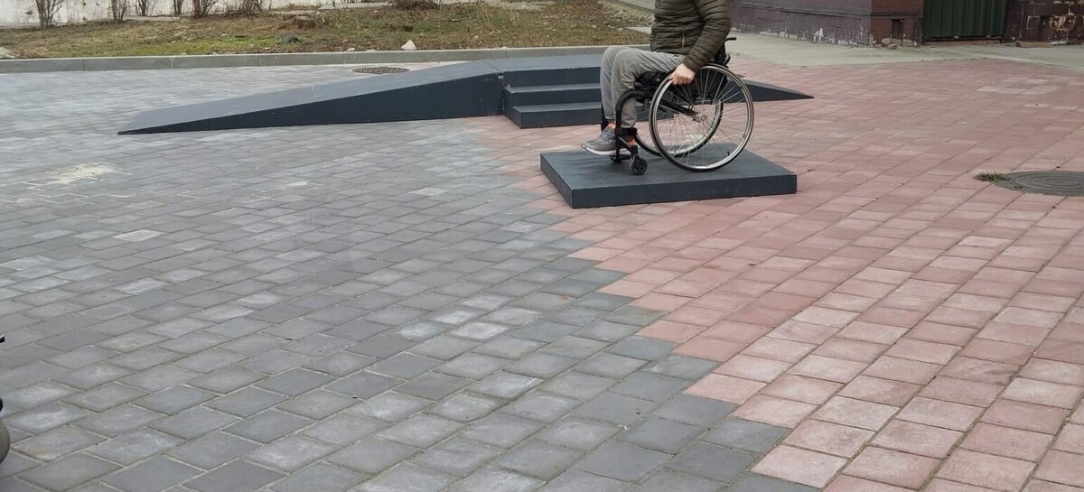 Тренінг для людей, які опоновують крісле колісне