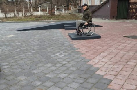 Тренінг для людей, які опоновують крісле колісне