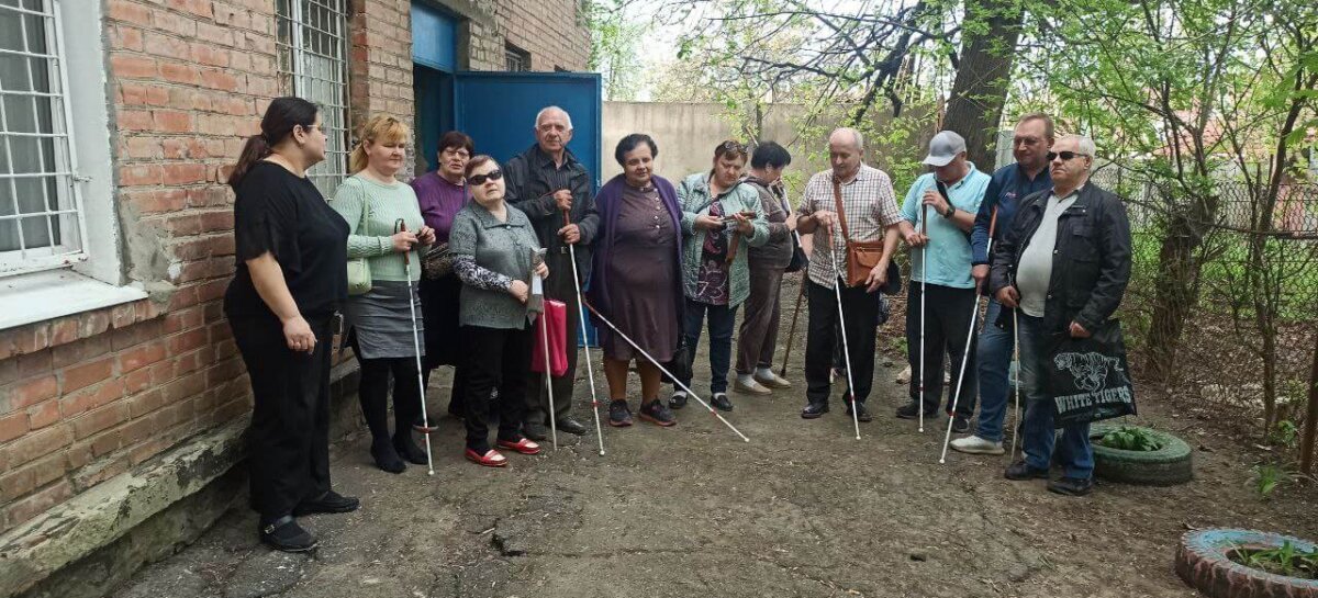 У Полтаві назрячі та слабозорі учасники семінару безкоштовно отримали тактильні тростини