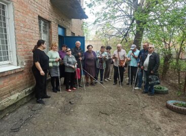 У Полтаві назрячі та слабозорі учасники семінару безкоштовно отримали тактильні тростини
